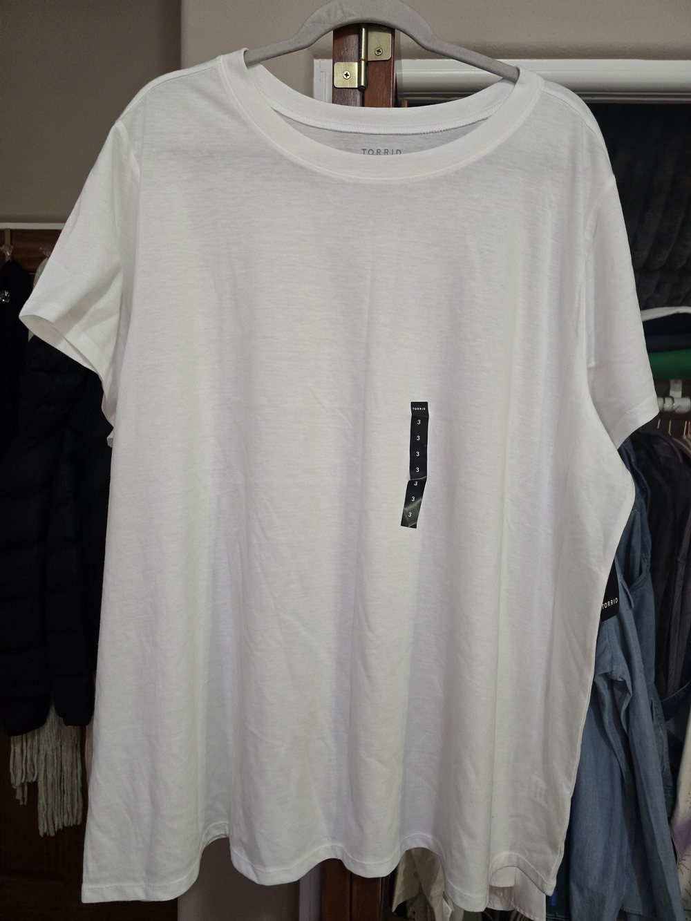 Torrid White Crewneck Short Sleeve Tee